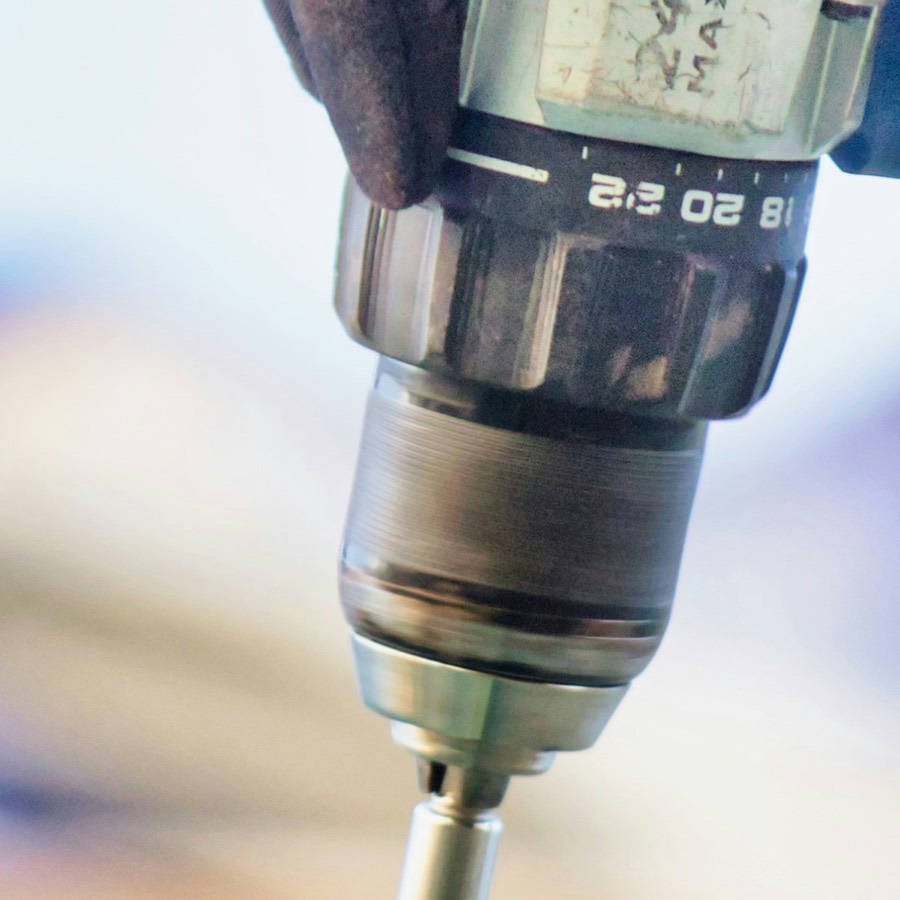 Vŕtanie a montáž políc